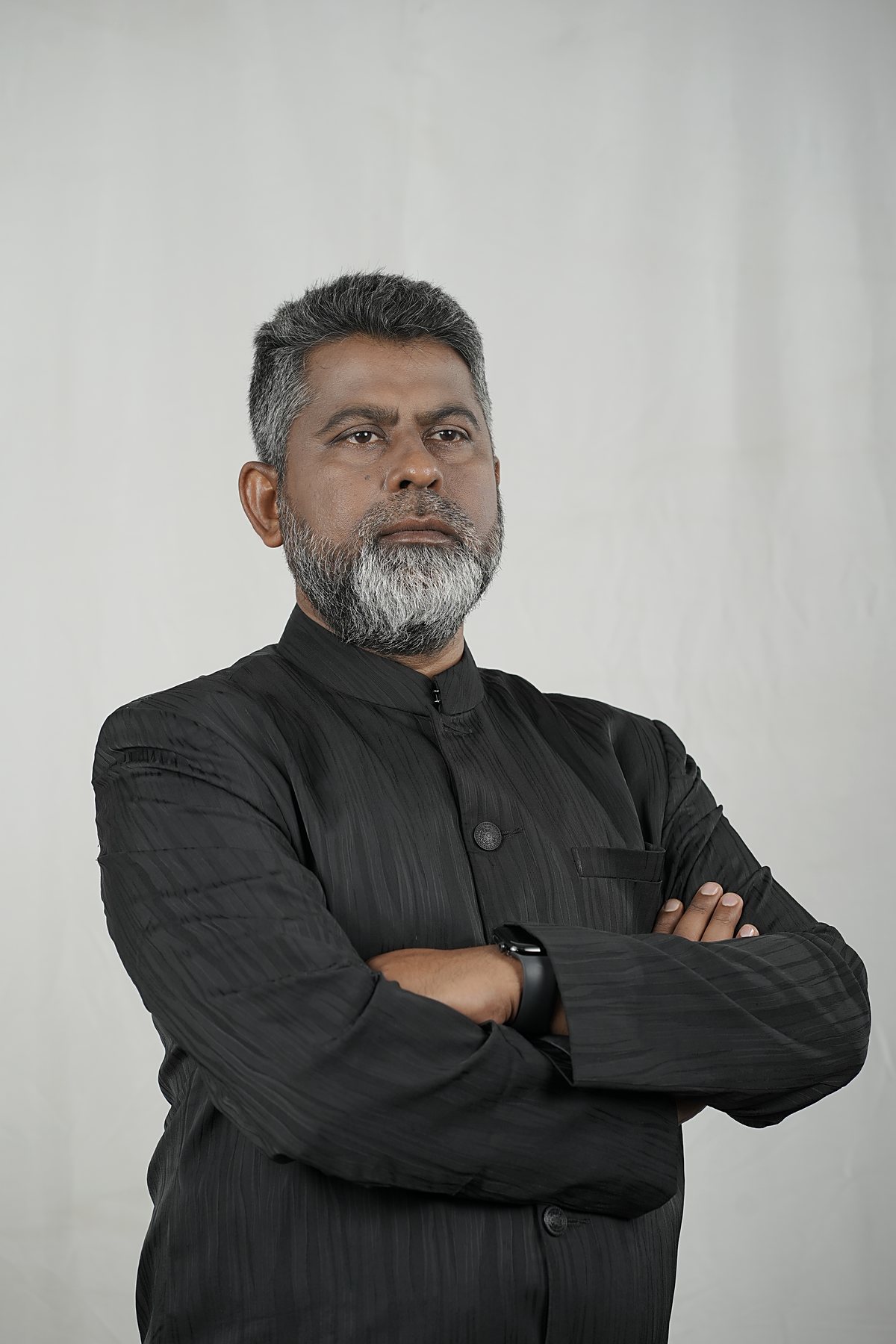 কালো পাঞ্জাবিতে হাত ভাঁজ করে দাঁড়িয়ে আছেন সংসদ সদস্য মো. ফজলে হুদা